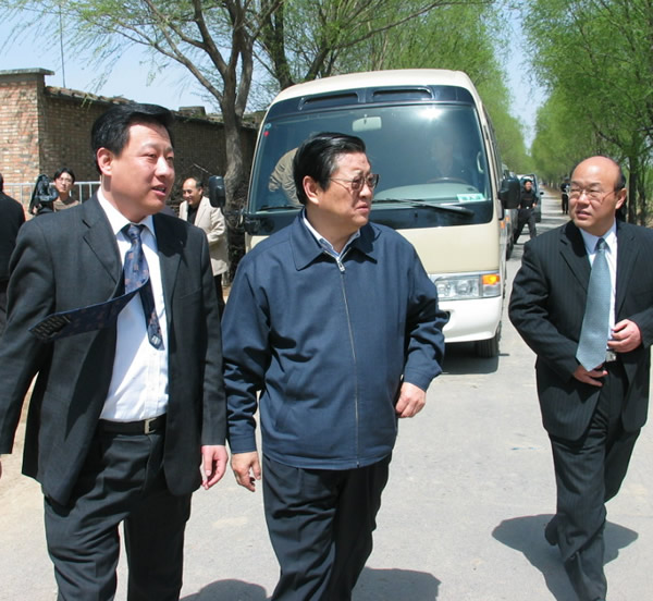 IN 2005,the secretary of Hebei provincial Committee Bai Keming and the Secretary of the Municipal Committee Zhang Xinghua came to our company to inspect the fruit base